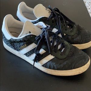 Adidas black gazelle sneakers size 9.5
